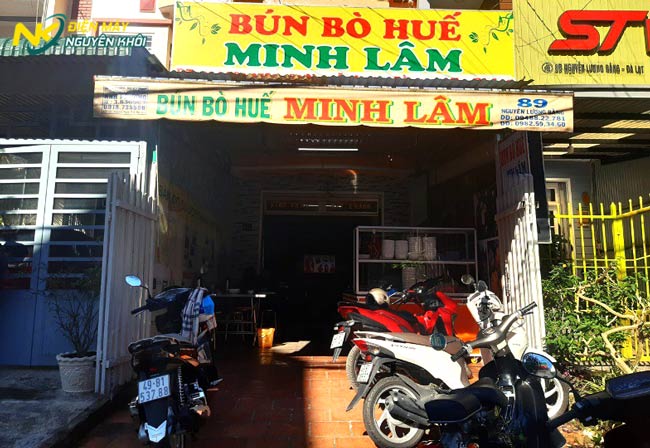 Bún bò Huế Minh Lâm, biển hiệu in trên bạt đơn giản, dễ nhìn