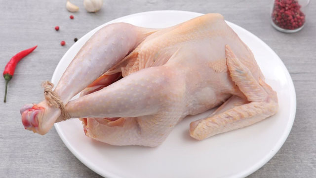 Giấm và muối giúp loại bỏ mùi hôi của gà