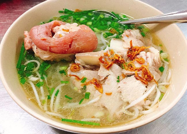 Hủ tiếu giò heo - Món ngon ẩm thực đường phố Sài thành 