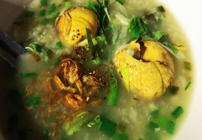 Món cháo trứng vịt lộn đậu xanh thơm ngon bổ dưỡng 