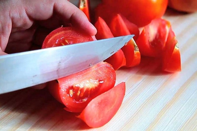 Cà chua sau khi rửa sạch đem thái múi cau