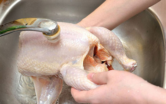 Sau khi xát muối thì rửa gà dưới vòi nước chảy cho thật sạch
