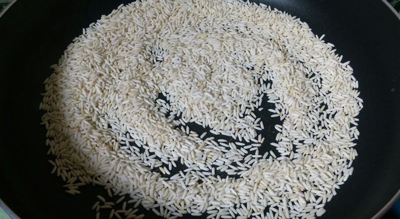 Rang gạo vàng trước lúc nấu nướng chung cháo thời gian nhanh nhừ hơn