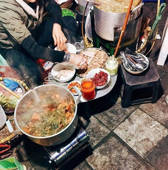 Phở chín tái là món ăn được yêu thích nhất tại quán phở gánh phố cổ Hà Nội này