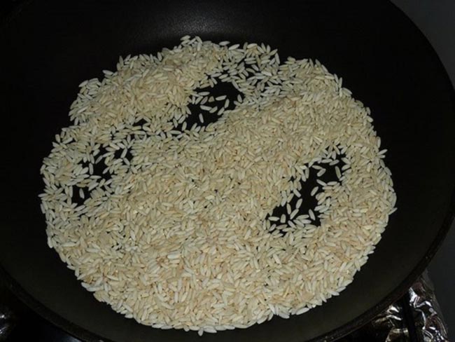 Rang gạo trước khi nấu cháo 