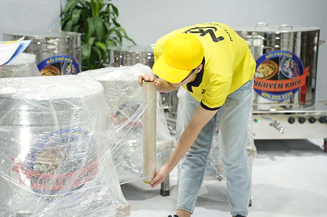 Nhân viên đóng gói sản phẩm trước khi bàn giao cho bên vận chuyển