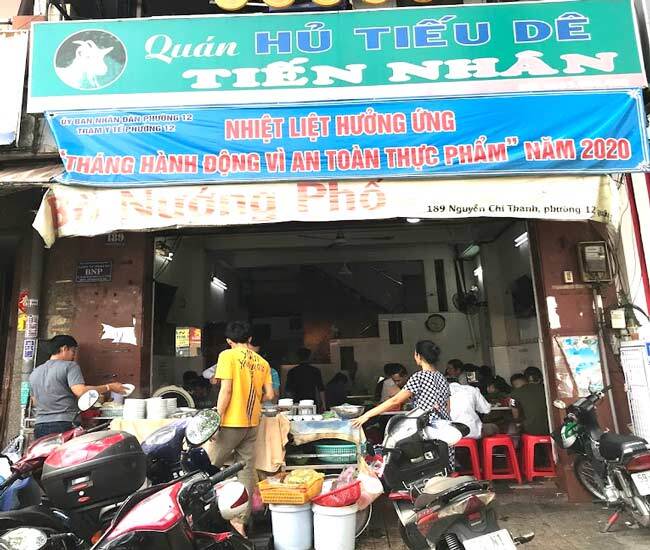 Quán hủ tiếu dê Tiến Nhân luôn đông khách vào buổi sáng